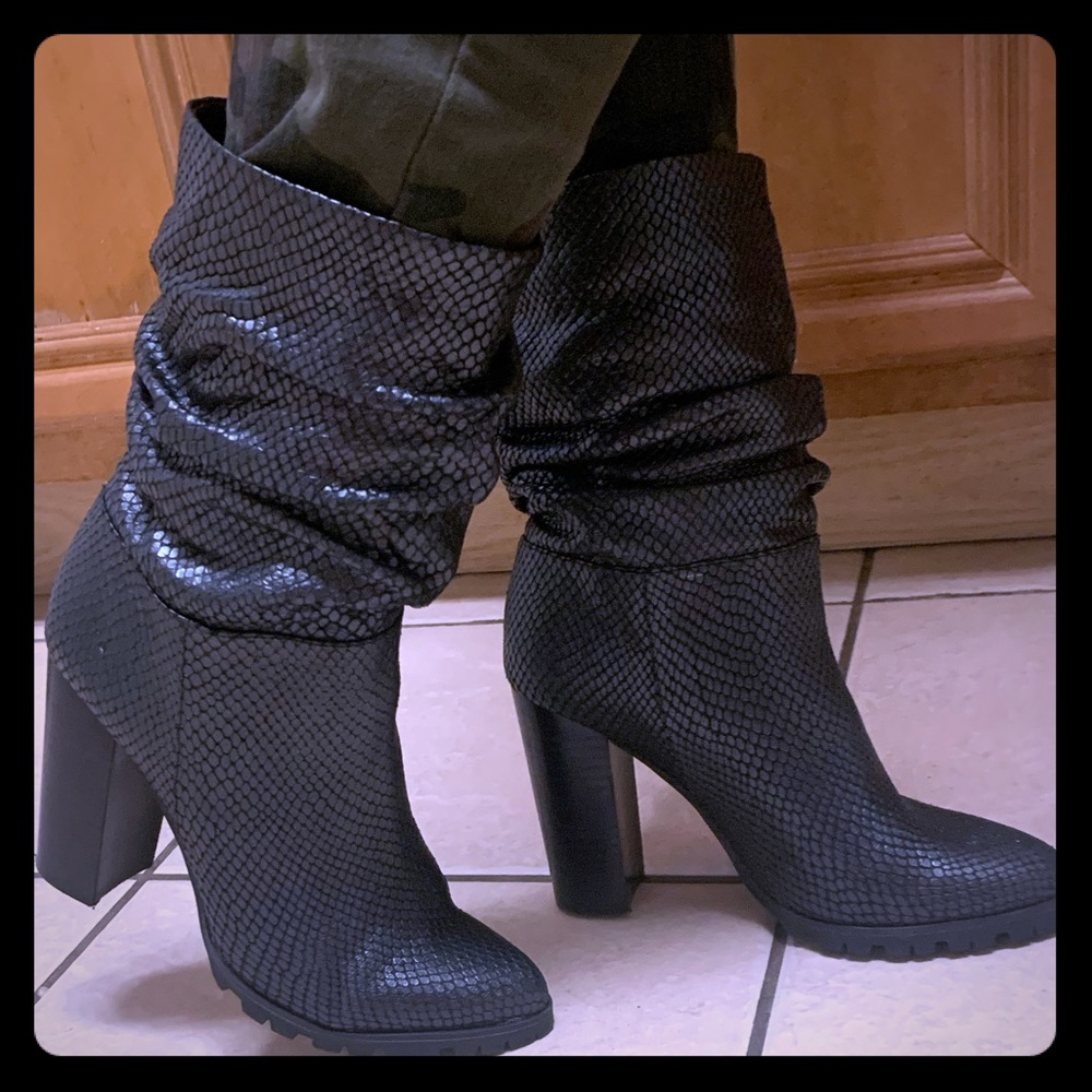 Trendy mid calf 👢 boot.